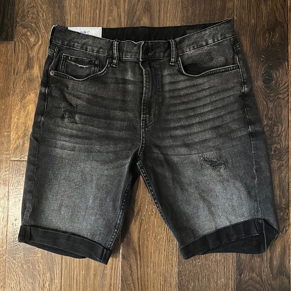 H&M slim fit shorts. 33 GUC
